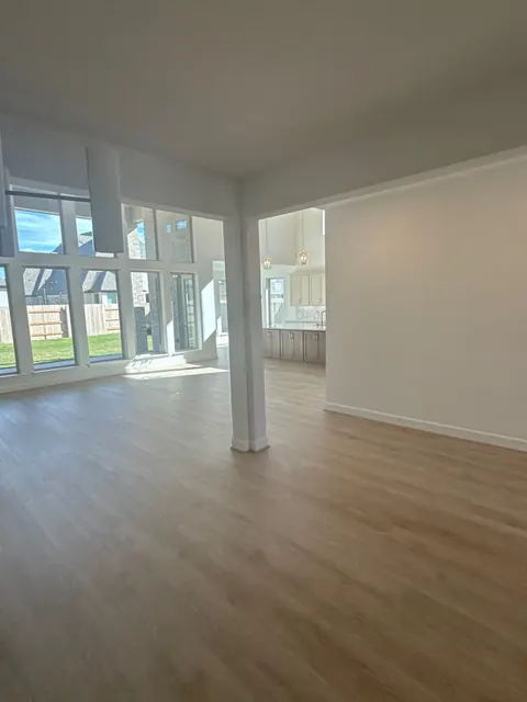 Piso tipo madera en un espacio abierto